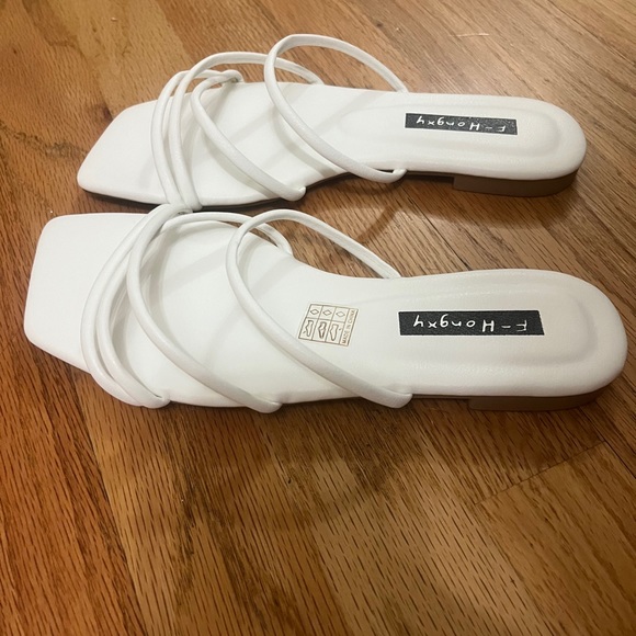 NWOB Fashionable Outdoors White Flats - Picture 3 of 3